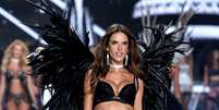 Alessandra é uma das angels da grife de lingerie Victoria's Secret há mais de 10 anos  Foto: Getty Images