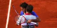 Amigos fora de quadra, Federer e Wawrinka se abraçam após partida  Foto: Clive Brunskill / Getty Images