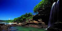 Costa de Montezuma se destaca pela praia que mescla formação rochosa e areia, além da queda d'água e piscina natural  Foto: Visit Costa Rica/Divulgação