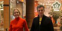 Angélica e Luciano Huck, que sofreram um acidente aéreo no dia 24 de maio, foram fotografados durante um passeio no shopping, nessa quarta-feira (3), no Rio de Janeiro  Foto: Daniel Delmiro / AgNews