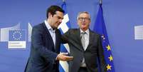 Premiê grego Tsipras e presidente da comissão europeia Juncker antes de reunião em Bruxelas. 3/6/2015.  Foto: Francois Lenoir / Reuters