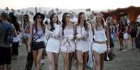 Modelo brasileira Alessandra Ambrosio (centro) ao lado de colegas no festival de Coachella. 12/04/2015  Foto: Lucy Nicholson / Reuters