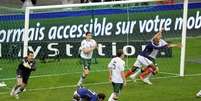 Jogadores da Irlanda reclamam após gol da França marcado em jogada que teve toque de mão de Henry  Foto: Jacky Naegelen / Reuters