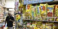 Pacotes de macarrão Maggi, da Nestlé, em mercado de Mumbai  Foto: Shailesh Andrade / Reuters