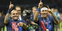 Dani Alves e Neymar fazem festa no Estádio Olímpico de Berlim  Foto: Lluis Gene / AFP