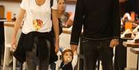 Alinne Moraes passeia com o filho, Pedro, e o marido, Mauro Lima, nesta sexta-feira (5)  Foto: AgNews