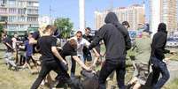 Ultranacionalistas atacam policial durante o confronto  Foto: Maksym Kudymets / Reuters
