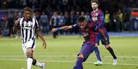 Neymar completa para fazer o gol que selou título do Barcelona  Foto: Michael Probst / AP