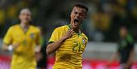 Agora Coutinho se sente à vontade na Seleção Brasileira  Foto: Leo Correa / Mowa Press