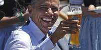 Obama toma cerveja em Kruen, na Alemanha, durante a cúpula do G7  Foto: Daniel Karmann / Reuters