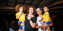 David Luiz e Thiago Silva fazem caras e bocas com garotos  Foto: Daniele Akemi/Mowa Sports / Divulgação