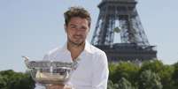 Stan Wawrinka posa com a taça de Roland Garros em frente à Torre Eiffel. 08/06/2015  Foto: Gonzalo Fuentes / Reuters