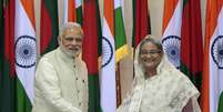 Premiê indiano, Narendra Modi, e primeira-ministra de Bangladesh, Sheikh Hasina shake, cumprimentam-se em Dhaka, Bangladesh  Foto: A.M. Ahad / AP