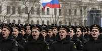 Militares russos participam de cerim&ocirc;nia do primeiro anivers&aacute;rio de anexa&ccedil;&atilde;o da Crimeia, em Sevastopol.  18/3/2015.  Foto: Maxim Shemetov / Reuters