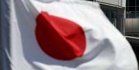 Trabalhadores atr&aacute;s da bandeira nacional japonesa vista em T&oacute;quio.  21/05/2015  Foto: Toru Hanai / Reuters