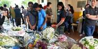 Malaios prestam homenagem aos alpinistas que morreram no terremoto  Foto: AFP