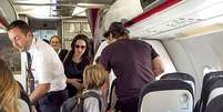 Gente da gente? Passageiros fotografaram Pitt, Jolie e seus seis filhos em classe econômica  Foto: The Grosby Group