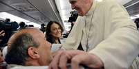 Papa Francisco cumprimenta jornalistas no voo de Sarajevo a Roma. 06/06/2015  Foto: Luca Zennaro / Reuters