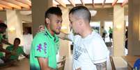 D&#039;Alessandro abraça Neymar, que chegou ao RS na última segunda  Foto: Rafael Ribeiro/CBF / Divulgação