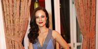 A atriz Paolla Oliveira apostou em vestido discreto azul, com detalhes simples e decote comportado  Foto: AgNews