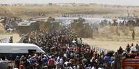 Militares turcos usam canhão de água contra refugiados em fronteira com a Síria perto de Akcakale. 10/06/2015  Foto: Osman Orsal / Reuters