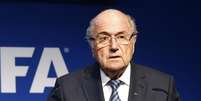 Blatter continua na presid&ecirc;ncia at&eacute; novas elei&ccedil;&otilde;es  Foto: Ruben Sprich / Reuters