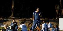 Gerardo Martino conversa com os jogadores em treino da Argentina  Foto: Marcos Brindicci / Reuters