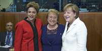 Presidente Dilma Rousseff posa para foto ao lado da presidente chilena, Michelle Bachelet (ao centro) e da chanceler alemã, Angela Merkel, durante abertura de cúpula em Bruxelas. 10/06/2015  Foto: Yves Herman / Reuters