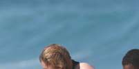 Opa! Natasha Lyonne (Nicky Nichols) se descuidou e acabou mostrado demais enquanto curtia praia no Rio  Foto: Delson Silva  / AgNews