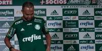 Alecsandro vestiu a camisa do Palmeiras nesta sexta  Foto: Leonardo Benassatto / Futura Press