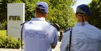Pol&iacute;cia su&iacute;&ccedil;a na entrada da sede da Fifa em Zurique. 03/06/2015  Foto: Arnd Wiegmann / Reuters