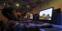 Jovens jogam games em computadores em lan house. 09/01/2015  Foto: Hosam Katan / Reuters