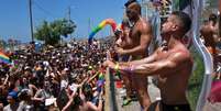 Parada do orgulho gay leva mais de cem mil pessoas às ruas de Tel Aviv  Foto: AFP