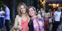 Mãe e filha, Zilu e Wanessa se abraçam ao se encontrar por acaso em festa  Foto: Léo Franco / AgNews