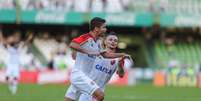 Eduardo da Silva vibra ao marcar o gol da vitória rubro-negra  Foto: Geraldo Bubniak / Gazeta Press