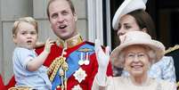 George de Cambridge estava vestido com um conjuntinho azul celeste, semelhante ao que o príncipe William usou em 1984  Foto: Reuters