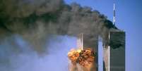 Torres gêmeas do World Trade Center são atacadas por aviões sequestrados, em Nova York, nos Estados Unidos, em setembro de 2001  Foto: Stringer / Reuters