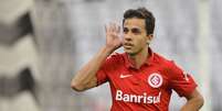 Nilmar marcou contra o ex-clube e provocou a torcida corintiana, que havia o vaiado  Foto: Mauro Horita/Agif / Gazeta Press