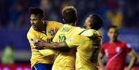 Neymar e Éverton Ribeiro abraçam Douglas Costa após gol da vitória  Foto: Rodrigo Buendia / AFP
