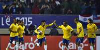 Neymar agradece ótima assistência de Daniel Alves para empatar o jogo  Foto: Rodrigo Buendia / AFP