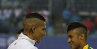 Neymar e Guerrero se cumprimentam antes da bola rolar  Foto: Claudio Santana / Getty Images 