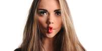 Pessoas com dificuldades para fechar os lábios geram contrações excessivas que facilitam o aparecimento precoce de rugas ao redor dos lábios  Foto: Art_man / Shutterstock