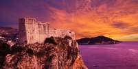 Fortes e muralhas fazem parte da paisagem de Dubrovnik  Foto: Phant/Shutterstock