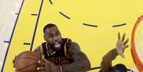 LeBron James teve mais um triplo-duplo, seu sexto em finais da NBA (atr&aacute;s apenas de Magic Johnson)  Foto: Ezra Shaw / Getty Images 