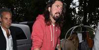 Vocalista do Foo Fighters Dave Grohl com gesso na perna após acidente no palco  Foto: The Grosby Group