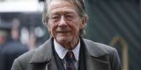 Ator John Hurt chega a uma missa em homenagem ao ator e diretor Richard Attenborough, em Londres, na Inglaterra, em março. 17/03/2015  Foto: Suzanne Plunkett / Reuters