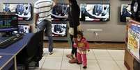 Família escolhendo televisões em filial das Casas Bahia em São Paulo  Foto:  Nacho Doce / Reuters