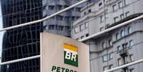 Logo da Petrobras em frente a prédio da empresa em São Paulo. 23/04/2015  Foto: Paulo Whitaker / Reuters
