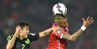 Vidal disputa bola no meio-campo  Foto: Rodrigo Arangua / AFP