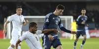 Álvaro Pereira sofreu na marcação de Messi e levou drible incrível no segundo tempo  Foto: Paolo Aguilar / EFE